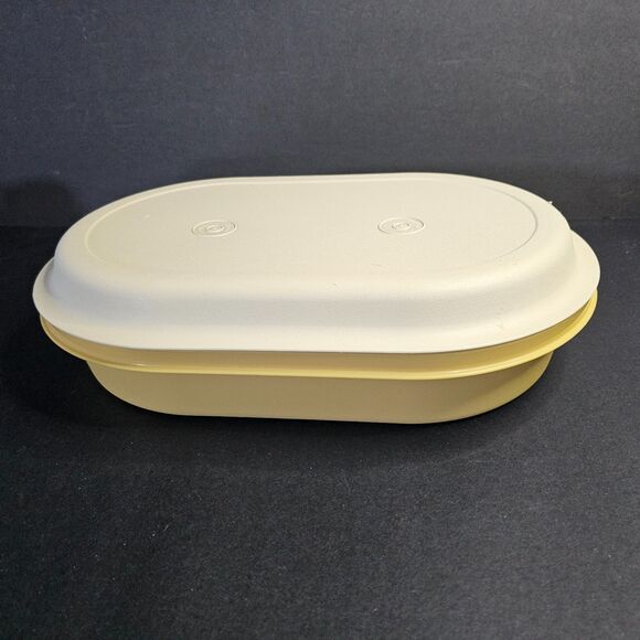 Vintage Oblong Tupperware Harvest Gold Food Storage Container Barely Used 1328-8 - Picture 1 of 7